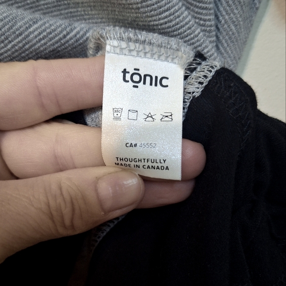 🇨🇦 Tonic Active medium shortsleeve grey and black bamboo cotton active top - Picture 5 of 8